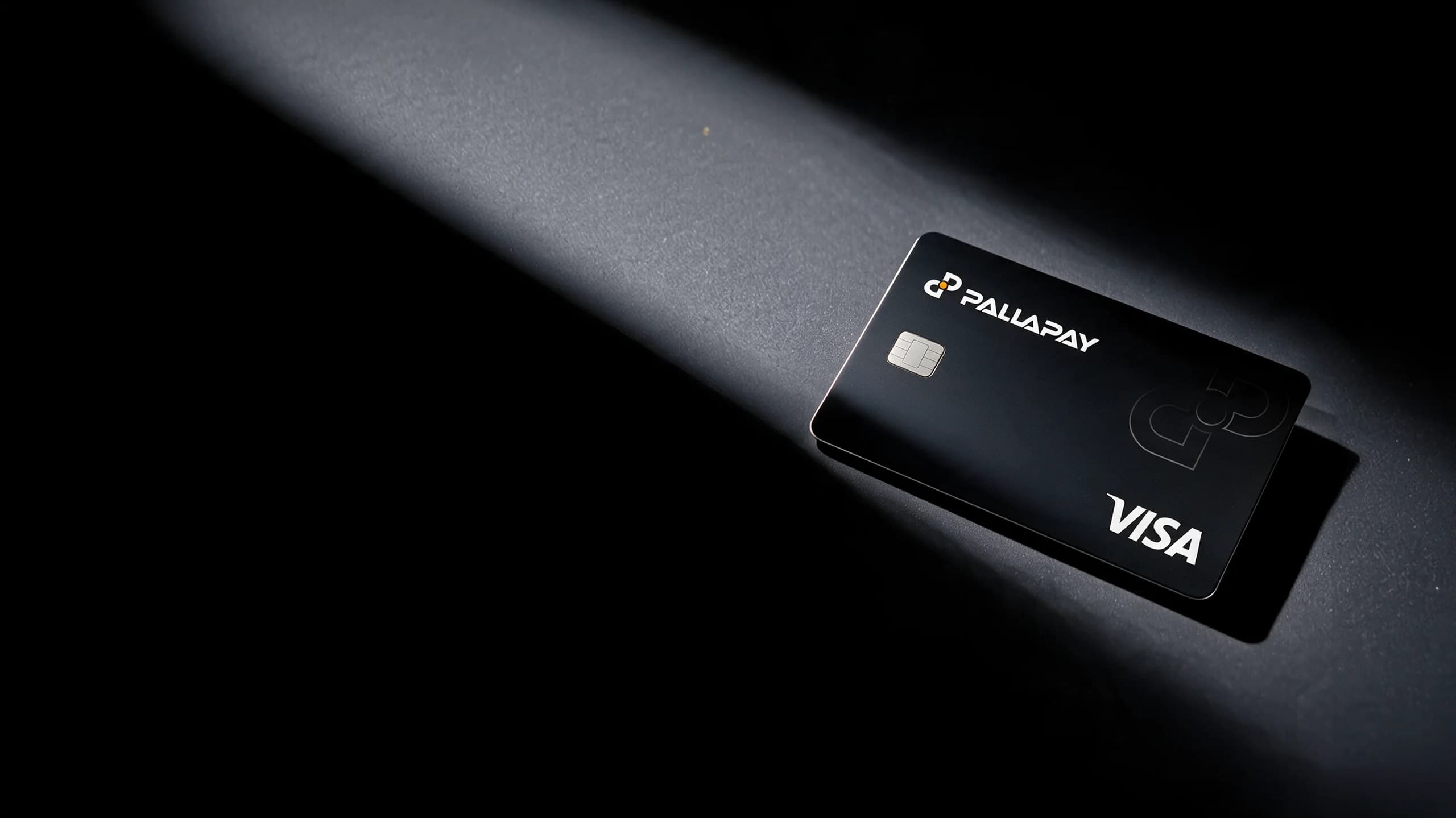 Işık huzmesiyle aydınlanan Pallapay Visa kripto kart