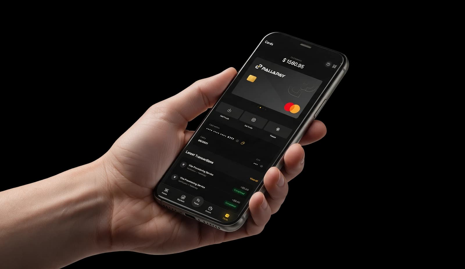 Pallapay uygulamasını gösteren telefonu tutan el