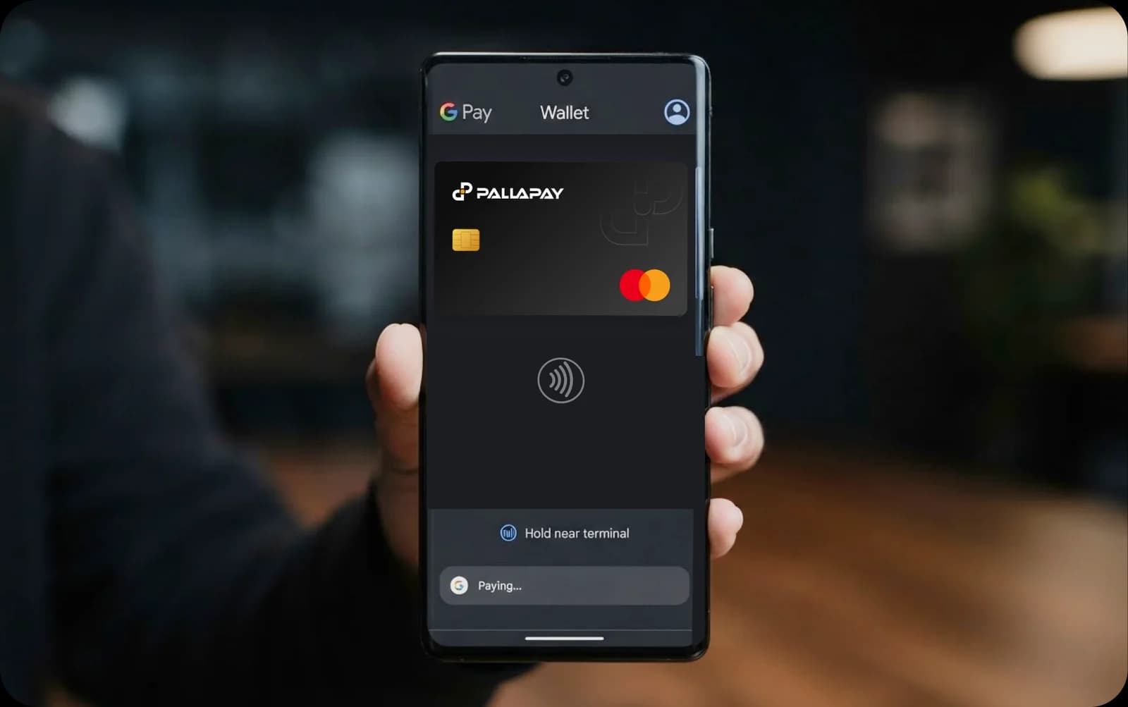 Google Pay'de Pallapay kripto kartını gösteren Android telefonu tutan el