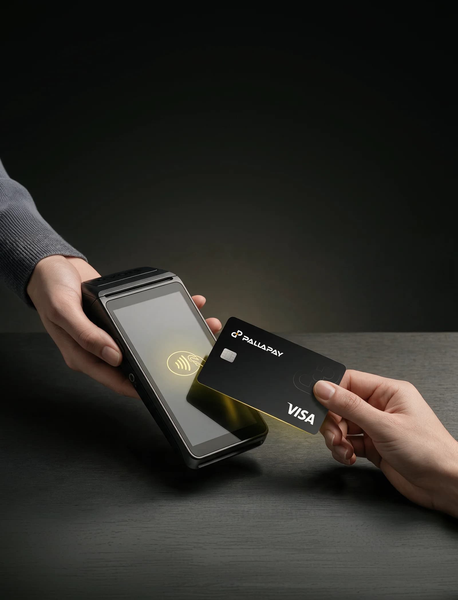 Pallapay Visa kripto kartı ödeme terminaline dokunduran el